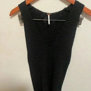 Free people sleeveless‎ v-neck black top size Medium